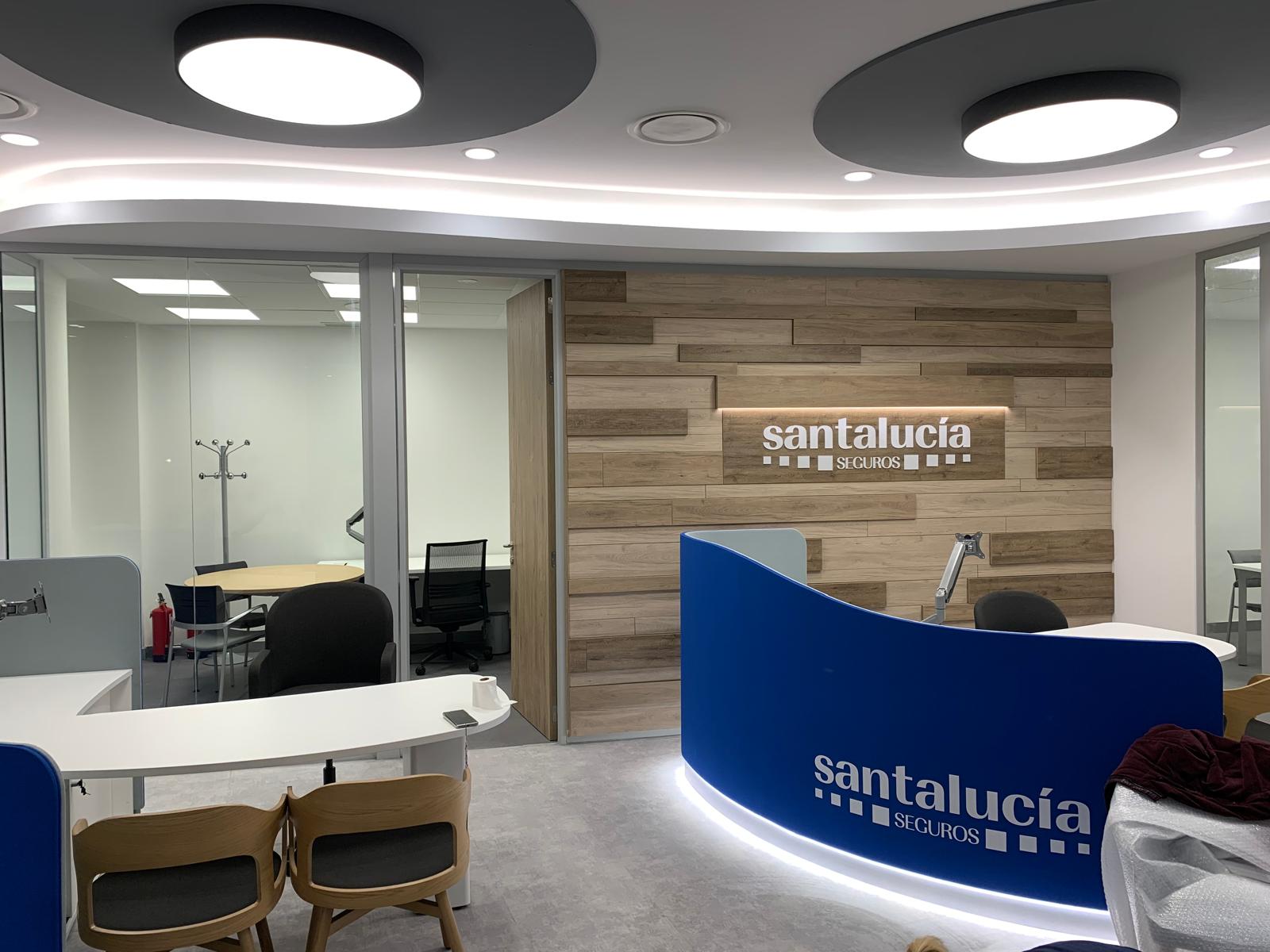 Recepción renovada de la Clínica Santalucía